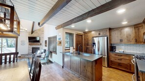Fridge, microwave, oven, stovetop - Sunriver Hideaway with Access to The Cove (Sunriver)