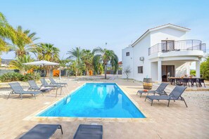 Villa (4 Bedrooms) | Front of property