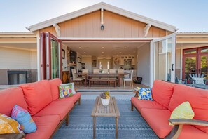 Outdoor dining - Designer Ranch w/Gourmet Kitchen and Downtown Views. (Paso Robles)
