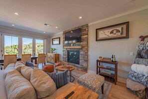 Smart TV, fireplace - Designer Ranch w/Gourmet Kitchen and Downtown Views. (Paso Robles)