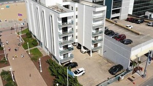 Exterior - Seaside Serenity: 2 Bedroom Oceanfront Condo in the Heart of the Resort Area (Virginia Beach)