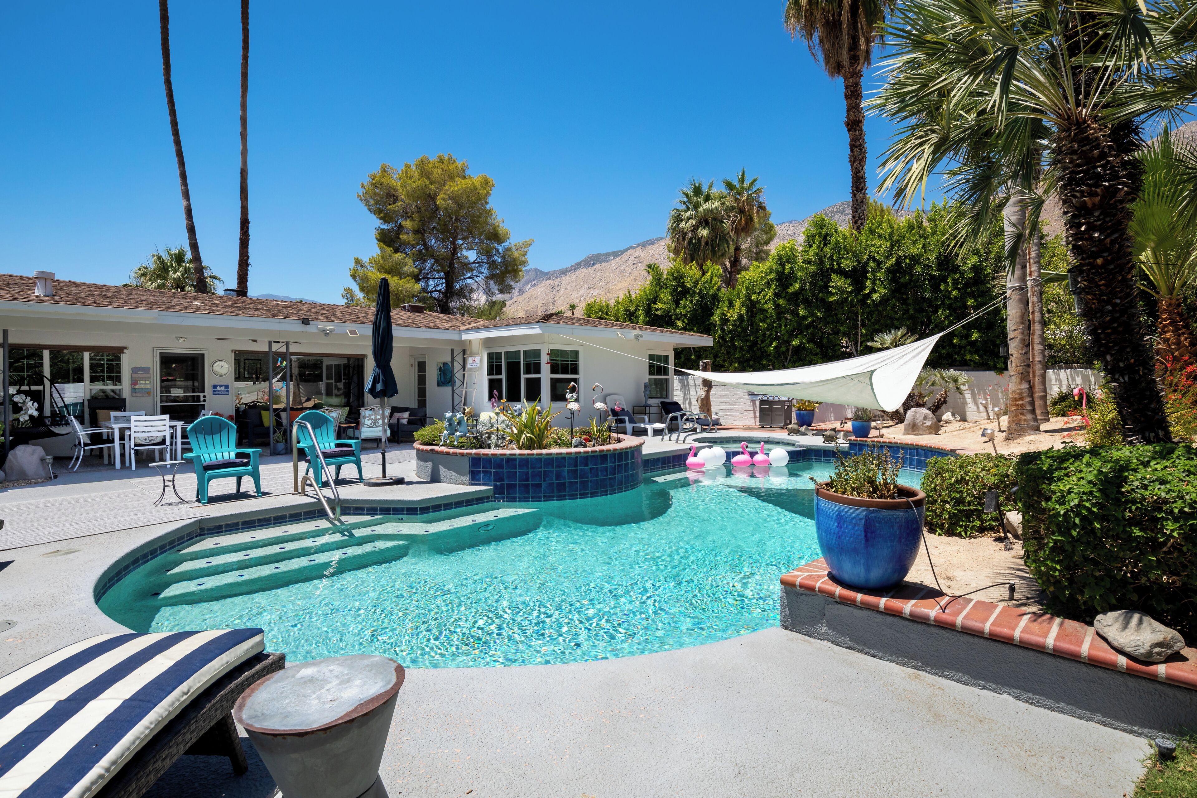 A Sweet Escape to Palm Springs! Chic 2 BDR w/ Pool 5 Min to Shopping, Dining