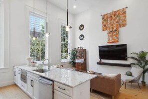 Frigorífico, microondas, horno y placa de cocina