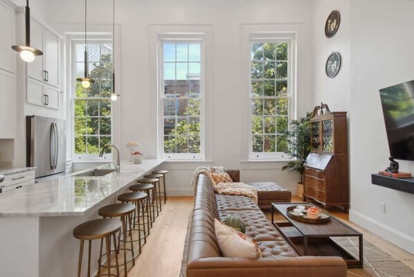 TV, offices - Two Luxe CBD Hotel Suites | Near French Quarter (New Orleans)