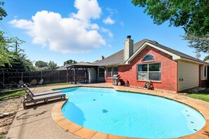 Pool - The Blue Holly - Bright & Spacious with a Pool (Corinth)