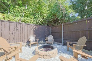 Property grounds - The Blue Holly - Bright & Spacious with a Pool (Corinth)