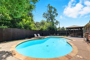 Pool - The Blue Holly - Bright & Spacious with a Pool (Corinth)