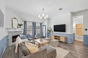 TV, fireplace, offices - The Blue Holly - Bright & Spacious with a Pool (Corinth)
