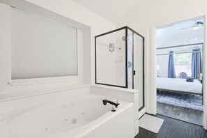 Bathtub, hair dryer, towels, shampoo - The Blue Holly - Bright & Spacious with a Pool (Corinth)