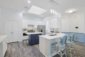 Fridge, microwave, oven, stovetop - The Blue Holly - Bright & Spacious with a Pool (Corinth)