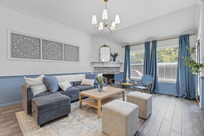 TV, fireplace, offices - The Blue Holly - Bright & Spacious with a Pool (Corinth)