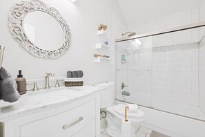 Bathtub, hair dryer, towels, shampoo - The Blue Holly - Bright & Spacious with a Pool (Corinth)