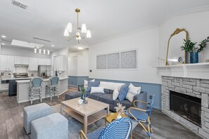 TV, fireplace, offices - The Blue Holly - Bright & Spacious with a Pool (Corinth)