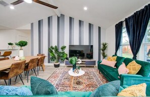 Una televisión, una oficina