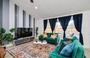 Una televisión, una oficina