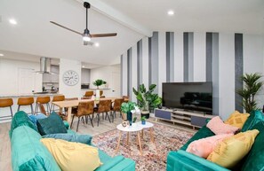 Televisión y oficina 