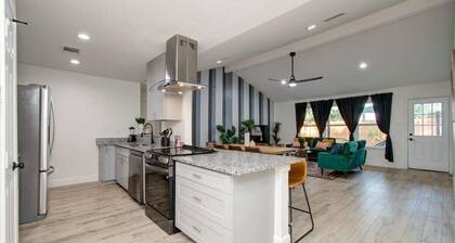 Friendswood Getaway - 5 Bedrooms + Pool + Patio