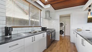 Frigorífico, microondas, horno y placa de cocina