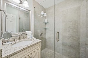 Dusche, Haartrockner, Handtücher