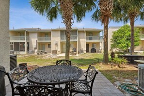Outdoor dining - Paradise Seas 108–Cozy Unit–Sleeps 6 (Panama City Beach)