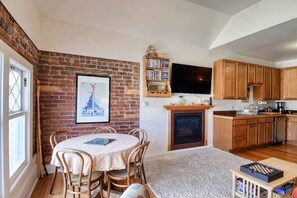 Dining - Modern 2BR Loft: Walk to Downtown - 30 plus day (Leadville)