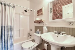 Bathtub, towels - Modern 2BR Loft: Walk to Downtown - 30 plus day (Leadville)