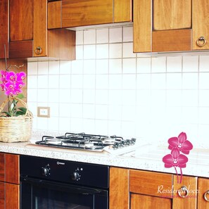 Geladeira, fogão, cooktop, cadeirão de bebê