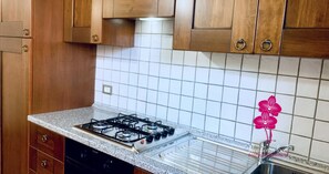 فرن، موقد طهي مسطح، كرسي للأطفال�، مستلزمات طهي/أطباق/أوعية