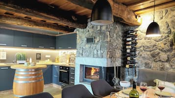 Deluxe House | Private kitchen | Full-sized fridge, microwave, oven, stovetop