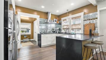 Jääkaappi, mikroaaltouuni, uuni, liesi