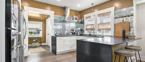 Réfrigérateur, micro-ondes, four, plaque de cuisson