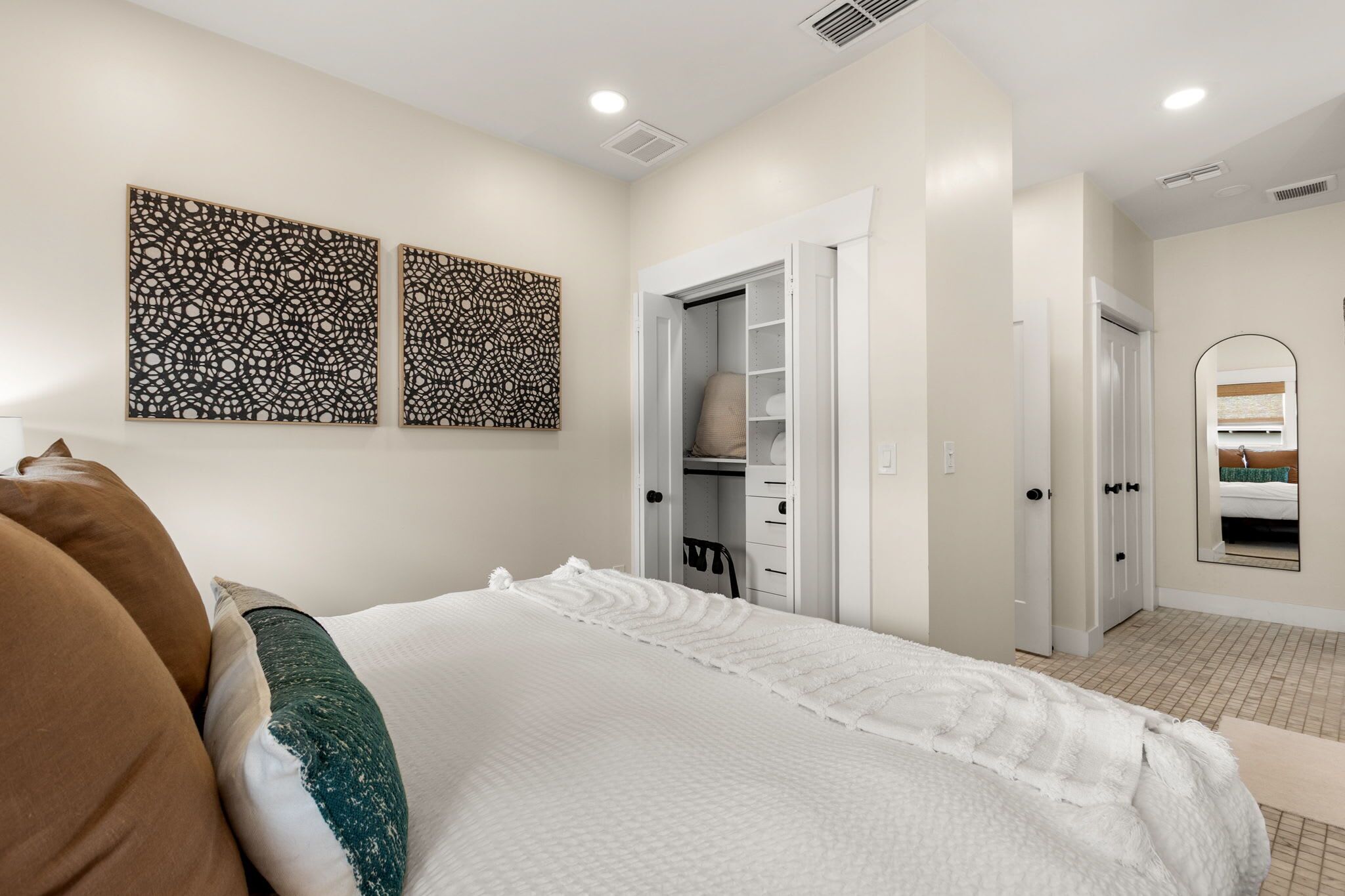 3 bedrooms, desk, iron/ironing board, WiFi