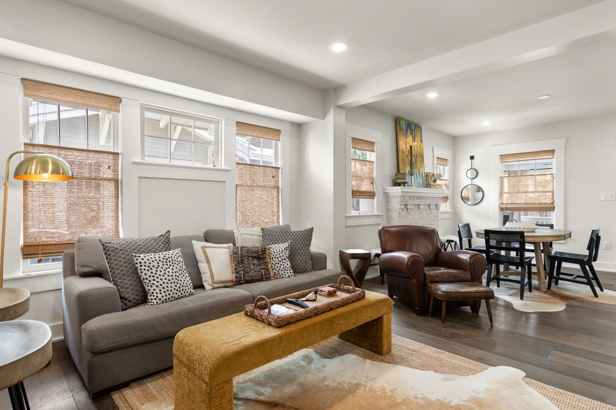 Televisio, takka, työhuone