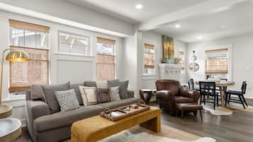 Televisio, takka, työhuone