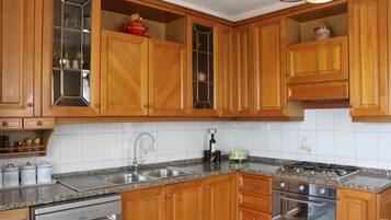 Frigorifero, forno, piano cottura, lavastoviglie