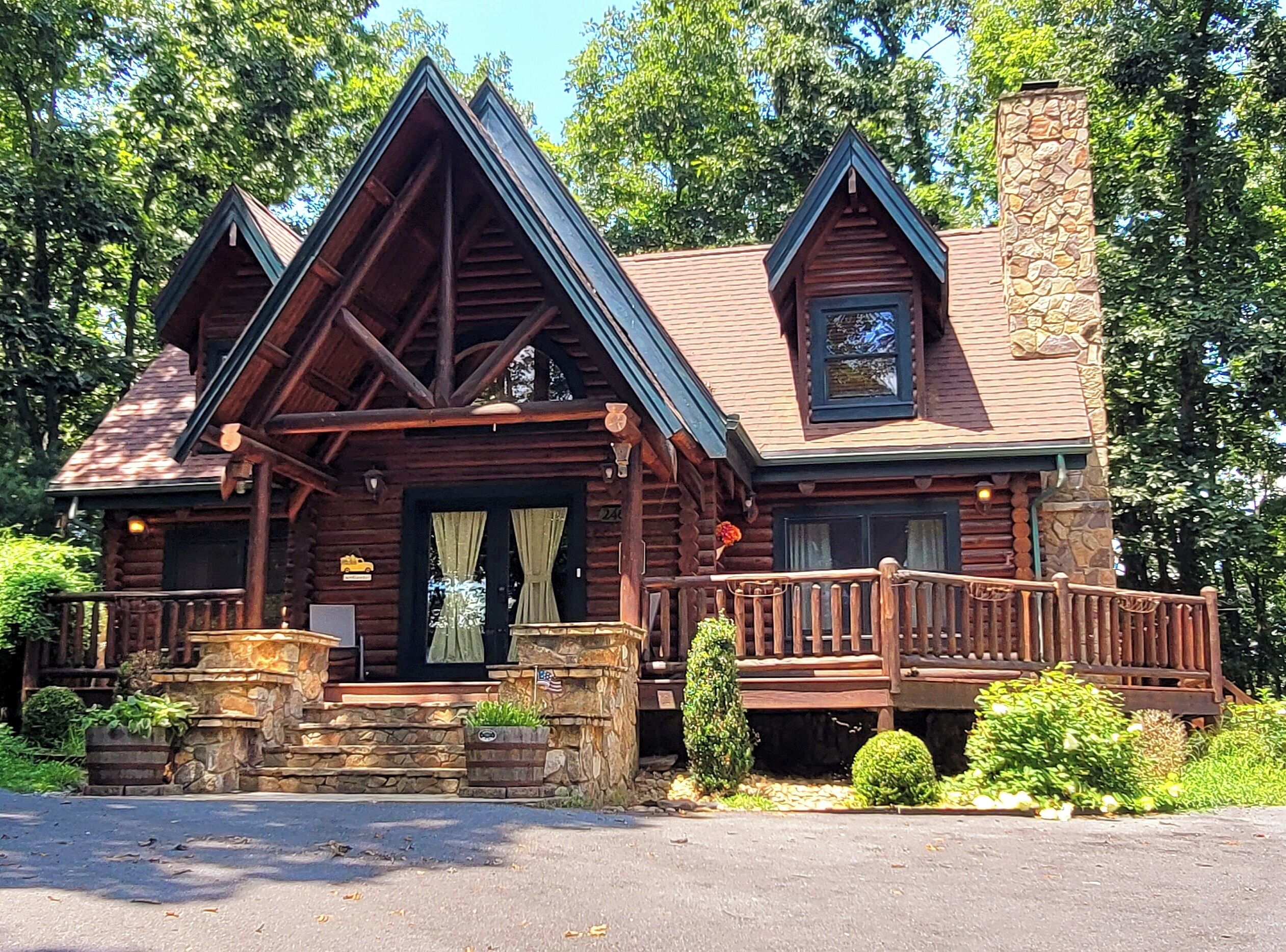 Dice Dagger's Tavern - Large Family-Sized Cabin w/ Gym, RV/EV Hookup!