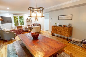 Interior - Hot tub, Mins to AVL & Blk Mtn, Fire Pit, Games, Pet Friendly
 (Black Mountain)