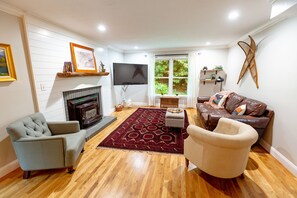 Smart TV, books - Hot tub, Mins to AVL & Blk Mtn, Fire Pit, Games, Pet Friendly
 (Black Mountain)