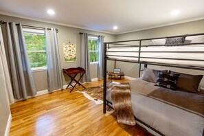 3 bedrooms, desk, iron/ironing board, free WiFi