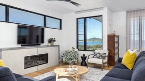 Smart TV, fireplace