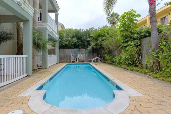 Outdoor pool - Sleeps 6 in a 4plex w Pool, Only a Block to Beach (South Padre Island)
