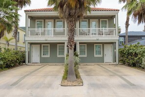 Exterior - Sleeps 6 in a 4plex w Pool, Only a Block to Beach (South Padre Island)