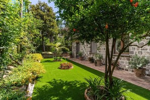 Property grounds - Romantic Garden. Stunning Central House in a Sorrento Garden. By Feeling Italy (Sorrento)
