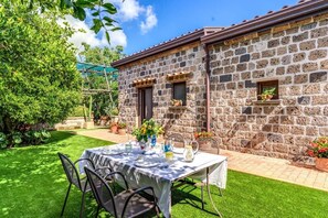 Outdoor dining - Romantic Garden. Stunning Central House in a Sorrento Garden. By Feeling Italy (Sorrento)