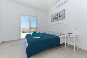 4 bedrooms, iron/ironing board, WiFi, bed sheets