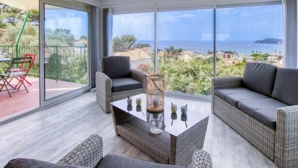 Ein geräumiger Balkon mit freiem Blick auf das Meer und die umliegende Landschaft.