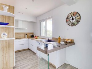 Réfrigérateur, micro-ondes, grille-pain