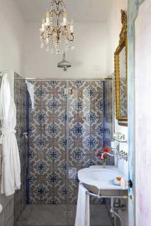 Classic Room | Bathroom | Free toiletries, hair dryer, bathrobes, slippers - Villa De Cillis Carafa (Torre del Greco)