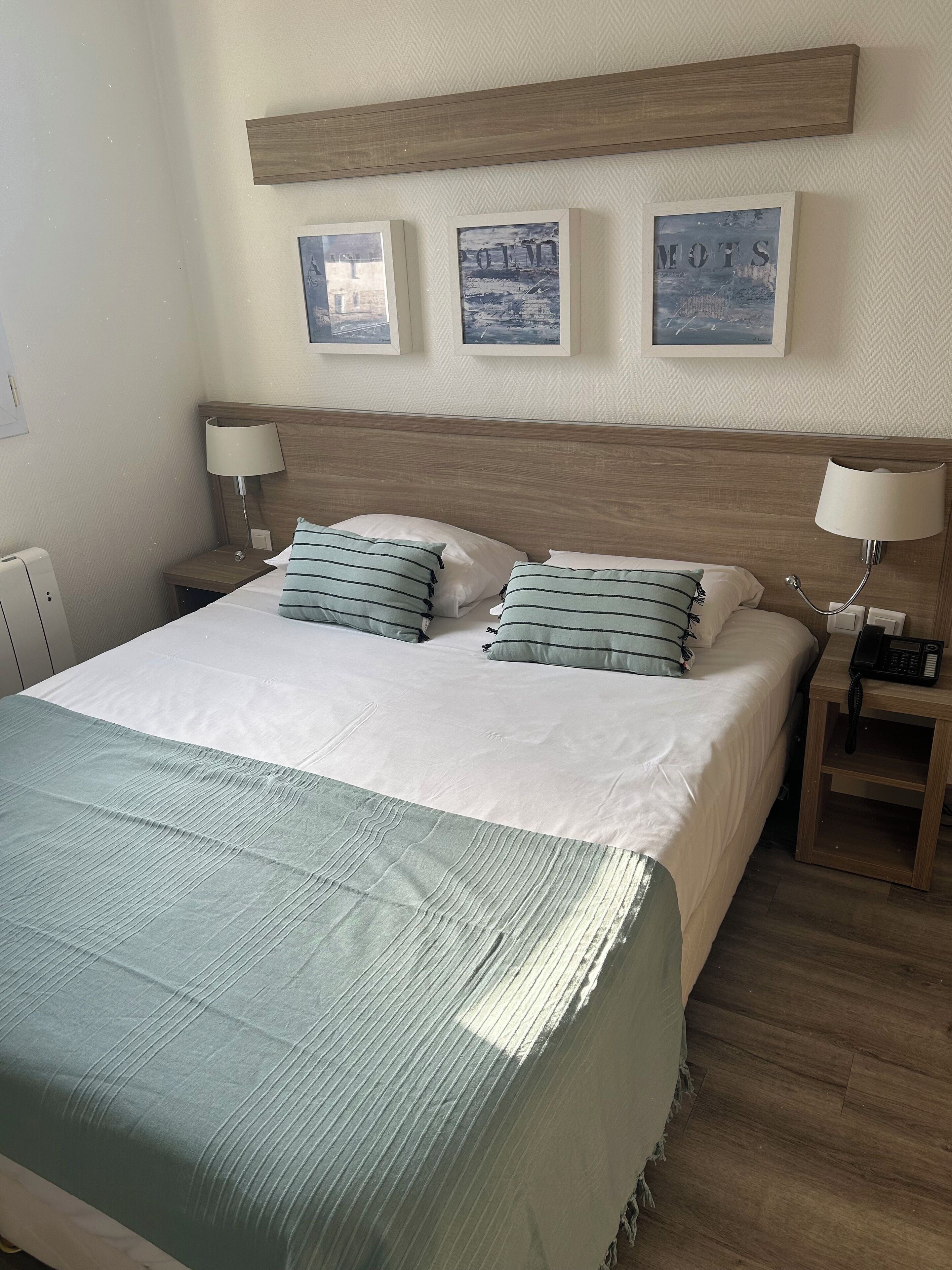 Bureau, Wi-Fi gratuit, draps fournis