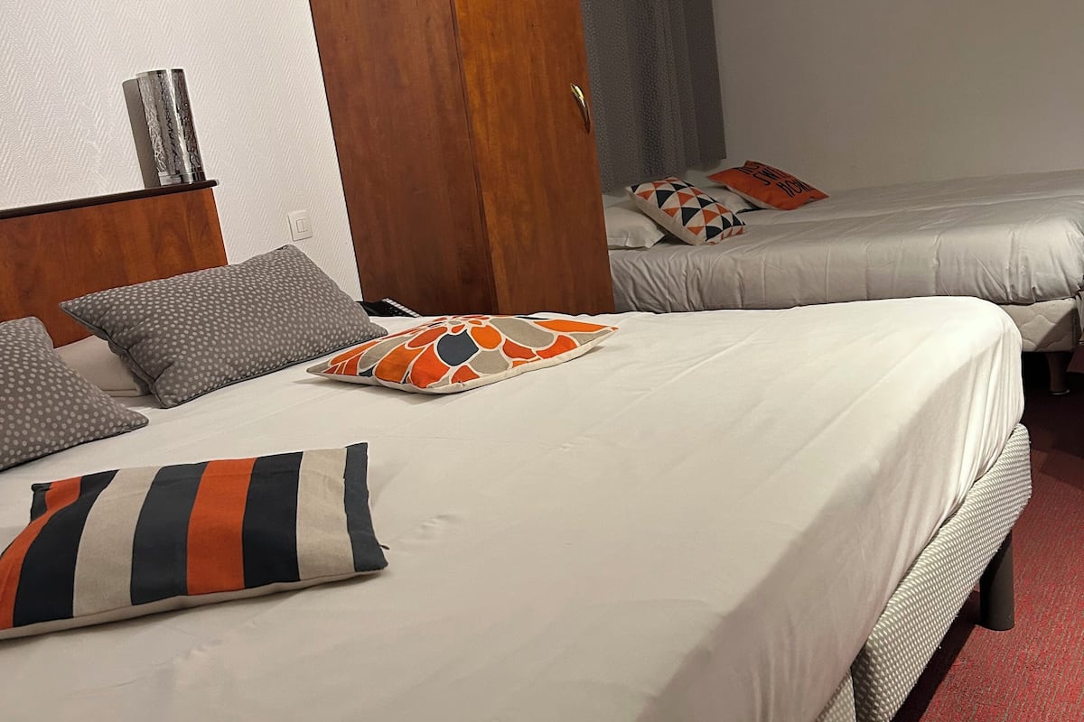 Family Room | Desk, WiFi (free), bed sheets